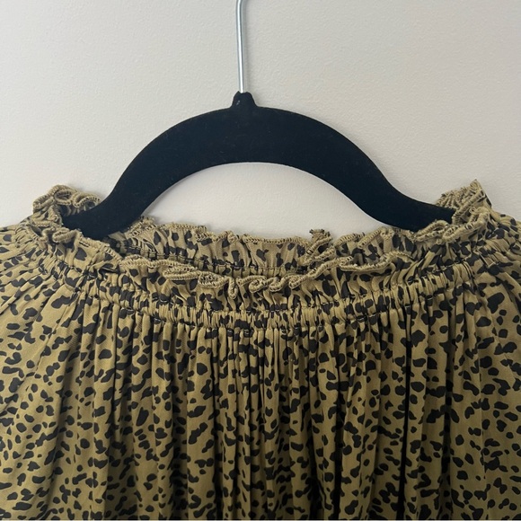 H&M sz 10 green and black subtle animal print blouse. Perfect for the office! - Picture 5 of 7